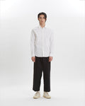 เสื้อ Oxford รุ่น Slim ที่มีโลโก้ที่โดดเด่น