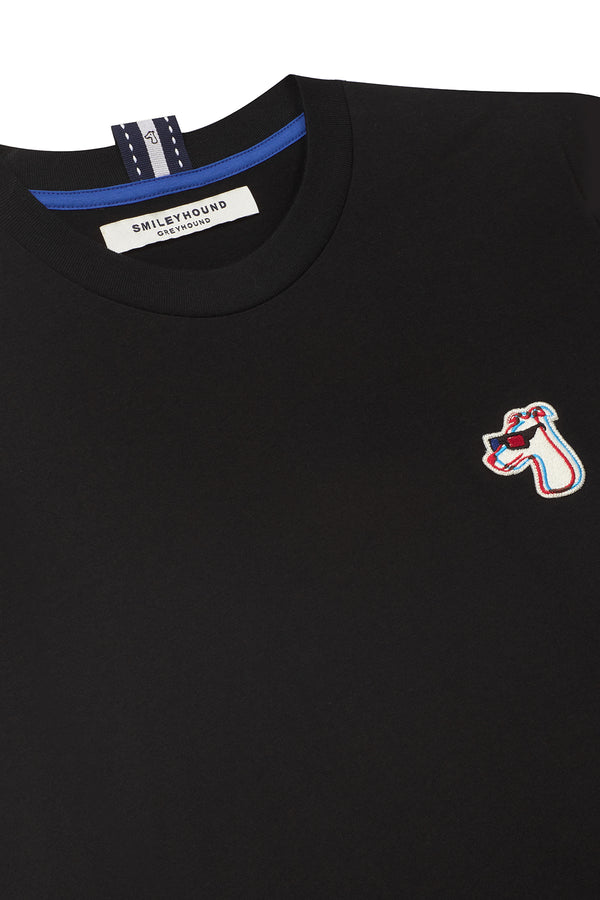 เสื้อยืดทรงพอดีตัวแบบคลาสสิกพร้อมปักโลโก้